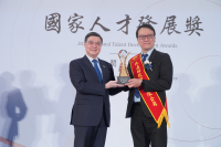 2025國家人才發展獎獲獎單位-徠通科技股份有限公司與卓榮泰院長合影