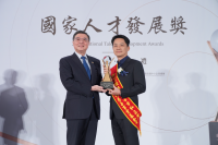 2025國家人才發展獎獲獎單位-財團法人臺中市私立童庭社會福利慈善事業基金會與卓榮泰院長合影