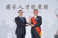 2025國家人才發展獎獲獎單位-精誠資訊股份有限公司與卓榮泰院長合影
