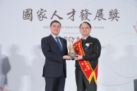 2025國家人才發展獎獲獎單位-台灣電力股份有限公司訓練所高雄訓練中心與卓榮泰院長合影