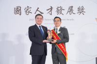 2025國家人才發展獎獲獎單位-慶鴻機電工業股份有限公司與卓榮泰院長合影