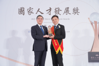2025國家人才發展獎獲獎單位-群亞國際股份有限公司與卓榮泰院長合影