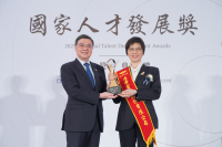 2025國家人才發展獎獲獎單位-遠傳電信股份有限公司與卓榮泰院長合影